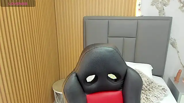 Snapshot of MEGANZARICK chatting on 11/13/25, 02:43 MEGANZARICK online show from 11/13/25, 02:43