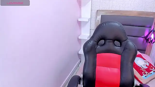 Snapshot of MEGANZARICK chatting on 12/19/25, 03:02 MEGANZARICK online show from 12/19/25, 03:02