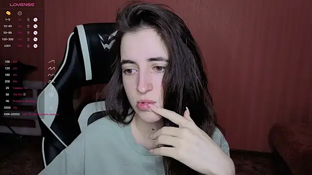 Snapshot of reaiss chatting on 12/17/25, 04:07 reaiss online show from 12/17/25, 04:07