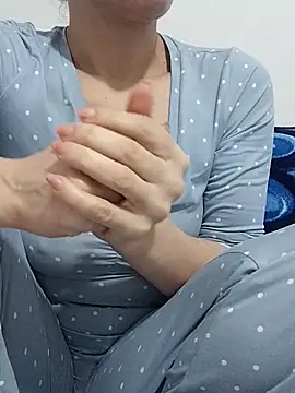 Snapshot of BUSE8821 chatting on 12/20/25, 02:24 BUSE8821 online show from 12/20/25, 02:24