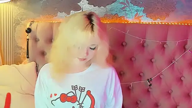 Snapshot of EmilyAngells chatting on 07/12/26, 06:37 EmilyAngells online show from 07/12/26, 06:37