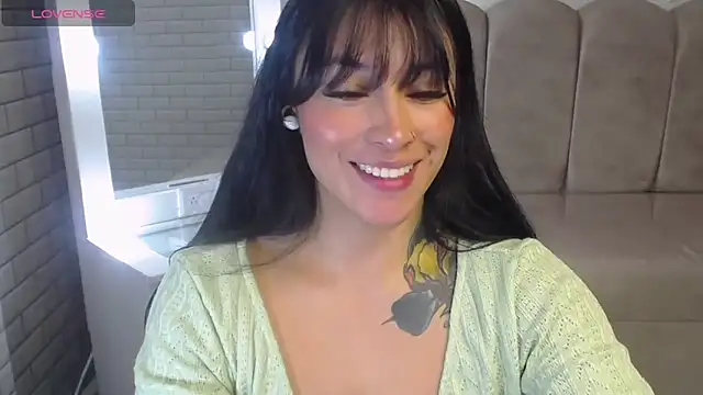 Snapshot of Isabella_Collen_v chatting on 04/23/26, 01:13 Isabella Collen v online show from 04/23/26, 01:13