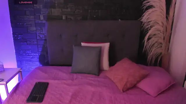 Snapshot of Maite_Smith_ chatting on 12/17/25, 12:22 Maite Smith online show from 12/17/25, 12:22