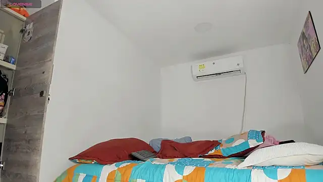 Snapshot of flor_herrera01 chatting on 11/26/25, 06:03 flor herrera01 online show from 11/26/25, 06:03