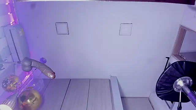 Snapshot of ValentinoMoreti chatting on 12/17/25, 05:35 ValentinoMoreti online show from 12/17/25, 05:35