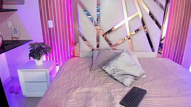 sweetviolet   online show from 03/15/25, 12:45