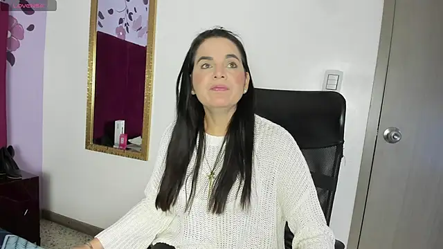 Snapshot of laura_hotties chatting on 02/05/26, 01:27 laura hotties online show from 02/05/26, 01:27