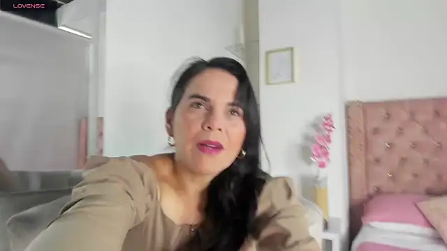 laura hotties online show from 07/15/26, 07:30