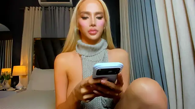 Snapshot of KylieSonique chatting on 07/21/26, 02:25 KylieSonique online show from 07/21/26, 02:25