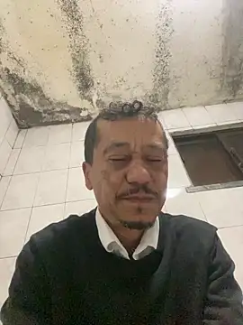 Snapshot of rogerdik76 chatting on 03/04/26, 05:57 rogerdik76 online show from 03/04/26, 05:57