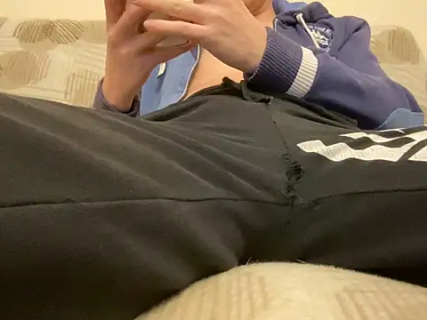 Snapshot of LrgPns chatting on 12/15/25, 08:02 LrgPns online show from 12/15/25, 08:02