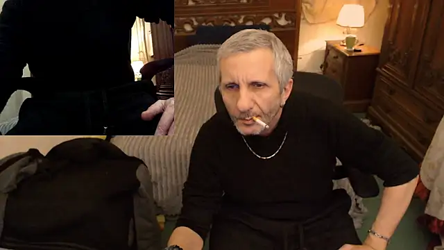 Snapshot of maxdaddy690 chatting on 11/26/25, 10:11 maxdaddy690 online show from 11/26/25, 10:11