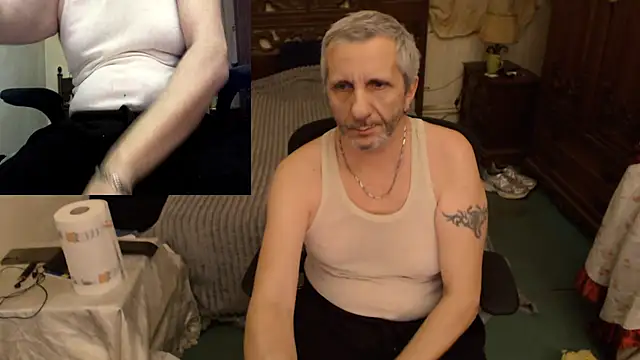 Snapshot of maxdaddy690 chatting on 11/28/25, 10:45 maxdaddy690 online show from 11/28/25, 10:45