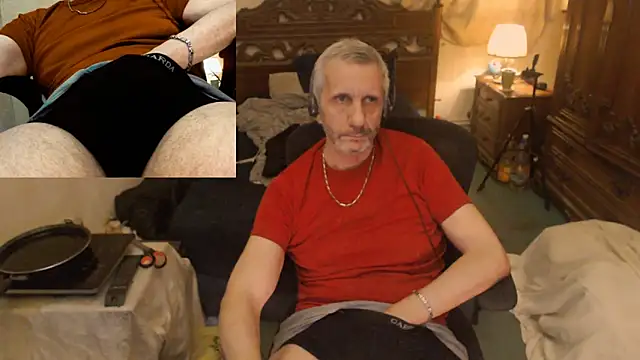 Snapshot of maxdaddy690 chatting on 03/20/26, 11:53 maxdaddy690 online show from 03/20/26, 11:53