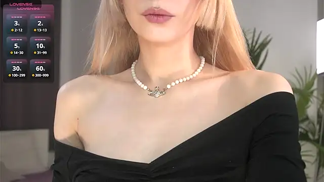 Snapshot of Cherry_Bite chatting on 09/08/25, 09:47 Cherry Bite online show from 09/08/25, 09:47