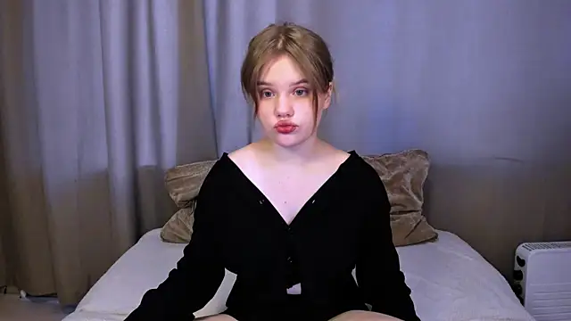 Snapshot of LaseyMoon chatting on 03/01/25, 01:11 LaseyMoon online show from 03/01/25, 01:11