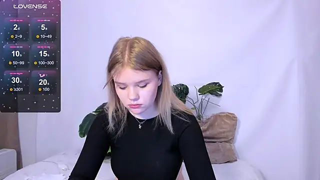 Snapshot of LaseyMoon chatting on 03/05/25, 08:43 LaseyMoon online show from 03/05/25, 08:43