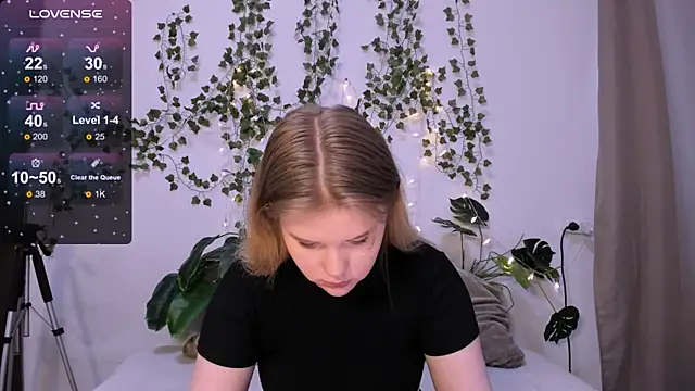 Snapshot of LaseyMoon chatting on 03/12/25, 04:30 LaseyMoon online show from 03/12/25, 04:30