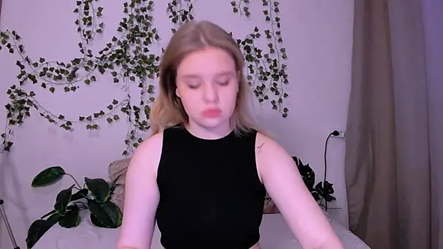 Snapshot of LaseyMoon chatting on 03/21/25, 01:02 LaseyMoon online show from 03/21/25, 01:02