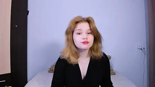 Snapshot of LaseyMoon chatting on 09/15/25, 01:38 LaseyMoon online show from 09/15/25, 01:38