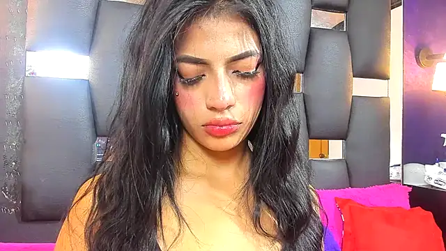 Snapshot of EMYCLARK01 chatting on 11/23/25, 02:11 EMYCLARK01 online show from 11/23/25, 02:11