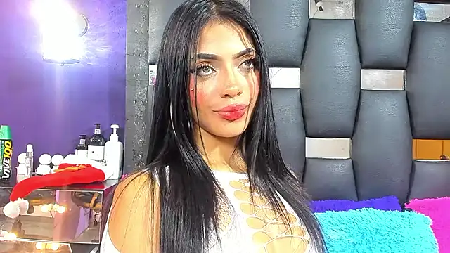 Snapshot of EMYCLARK01 chatting on 11/26/25, 04:24 EMYCLARK01 online show from 11/26/25, 04:24