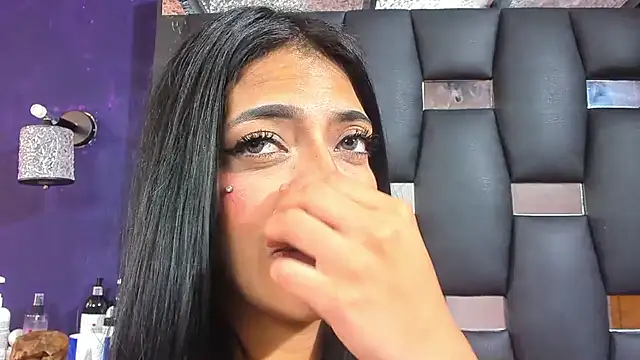 Snapshot of EMYCLARK01 chatting on 12/04/25, 03:32 EMYCLARK01 online show from 12/04/25, 03:32