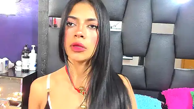 Snapshot of EMYCLARK01 chatting on 12/15/25, 11:25 EMYCLARK01 online show from 12/15/25, 11:25