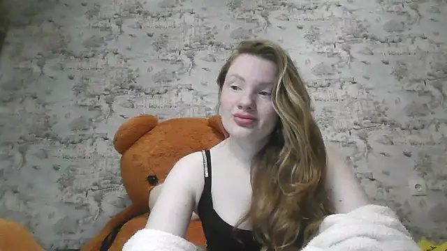 Snapshot of Eveline_May chatting on 03/05/25, 10:21 Eveline May online show from 03/05/25, 10:21