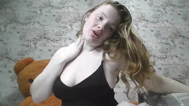 Snapshot of Eveline_May chatting on 03/06/25, 08:05 Eveline May online show from 03/06/25, 08:05