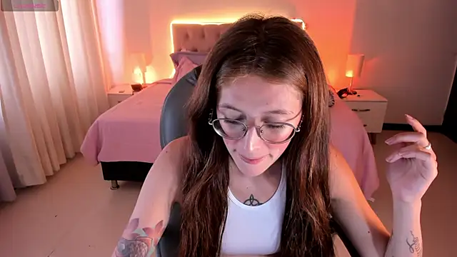 Snapshot of Emily_Warren_ chatting on 09/16/25, 07:59 Emily Warren online show from 09/16/25, 07:59