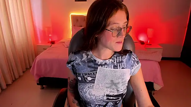 Snapshot of Emily_Warren_ chatting on 09/24/25, 08:12 Emily Warren online show from 09/24/25, 08:12