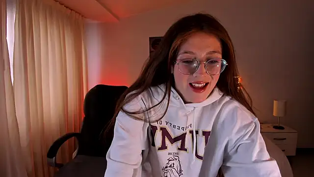 Snapshot of Emily_Warren_ chatting on 09/30/25, 08:58 Emily Warren online show from 09/30/25, 08:58