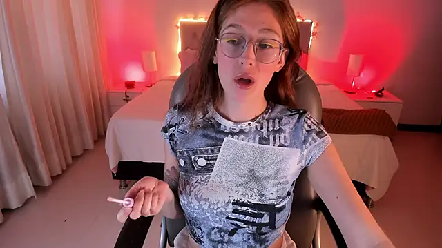 Snapshot of Emily_Warren_ chatting on 10/03/25, 09:56 Emily Warren online show from 10/03/25, 09:56