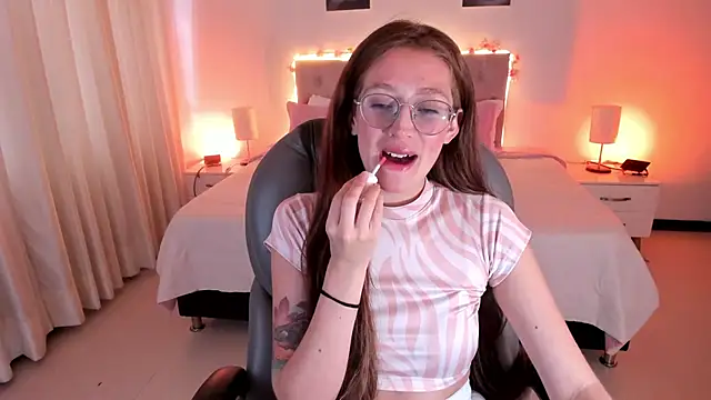 Snapshot of Emily_Warren_ chatting on 10/07/25, 07:33 Emily Warren online show from 10/07/25, 07:33