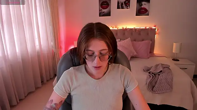 Snapshot of Emily_Warren_ chatting on 10/16/25, 07:37 Emily Warren online show from 10/16/25, 07:37