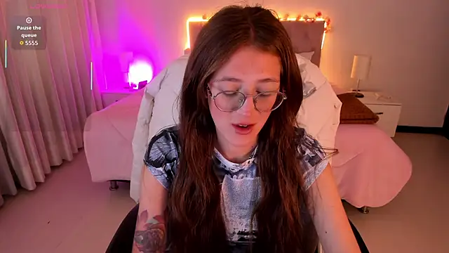 Snapshot of Emily_Warren_ chatting on 11/11/25, 07:25 Emily Warren online show from 11/11/25, 07:25