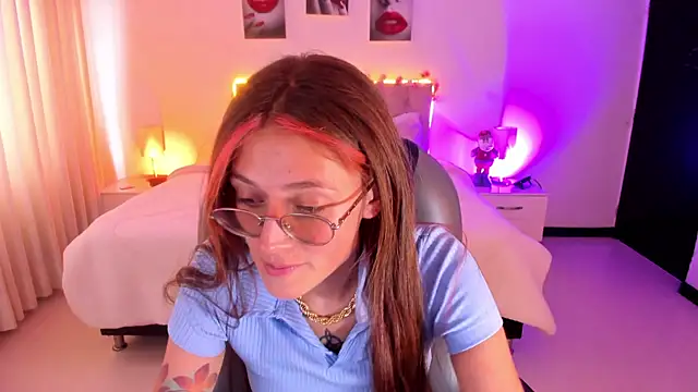 Snapshot of Emily_Warren_ chatting on 12/04/25, 07:44 Emily Warren online show from 12/04/25, 07:44