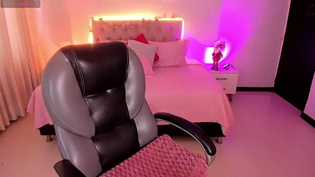 Snapshot of Emily_Warren_ chatting on 12/20/25, 07:43 Emily Warren online show from 12/20/25, 07:43