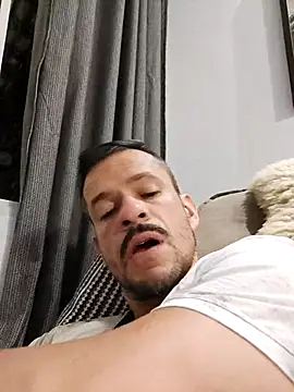 juniortche1313 online show from 10/17/25, 01:42