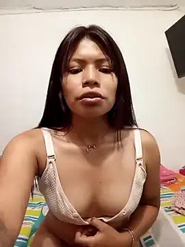 Snapshot of MariaCamilaCosta chatting on 04/14/26, 10:27 MariaCamilaCosta online show from 04/14/26, 10:27