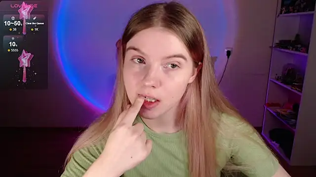 Strawberry juli online show from 04/09/26, 12:43