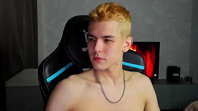 Snapshot of TravisRevas chatting on 03/07/25, 04:11 TravisRevas online show from 03/07/25, 04:11