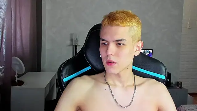 Snapshot of TravisRevas chatting on 03/08/25, 07:49 TravisRevas online show from 03/08/25, 07:49