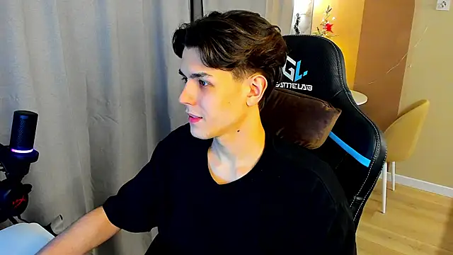 Snapshot of TravisRevas chatting on 12/16/25, 04:34 TravisRevas online show from 12/16/25, 04:34