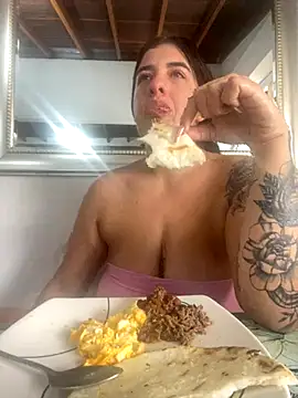 Snapshot of Madisson-Rivas chatting on 10/17/25, 01:25 Madisson-Rivas online show from 10/17/25, 01:25