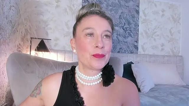 Liannaa  online show from 11/06/25, 07:48