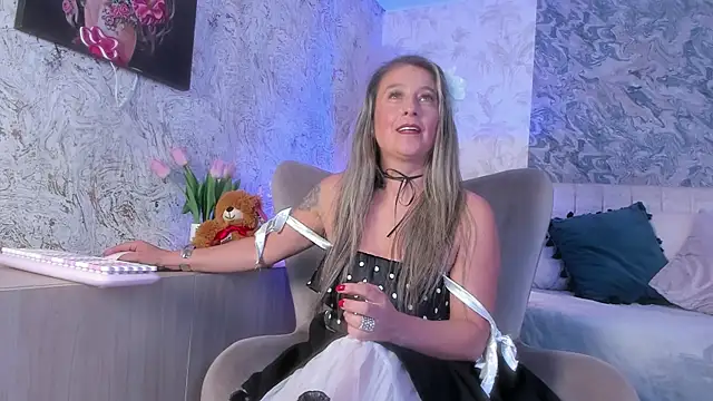 Liannaa  online show from 11/11/25, 07:36