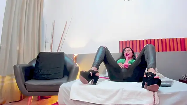 Snapshot of SeleneLujan chatting on 02/28/25, 02:53 SeleneLujan online show from 02/28/25, 02:53