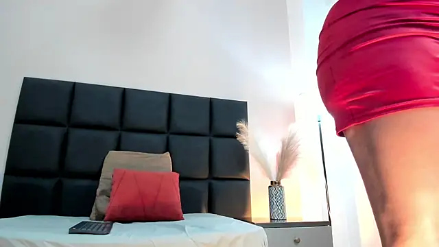 Snapshot of SeleneLujan chatting on 12/18/25, 12:00 SeleneLujan online show from 12/18/25, 12:00